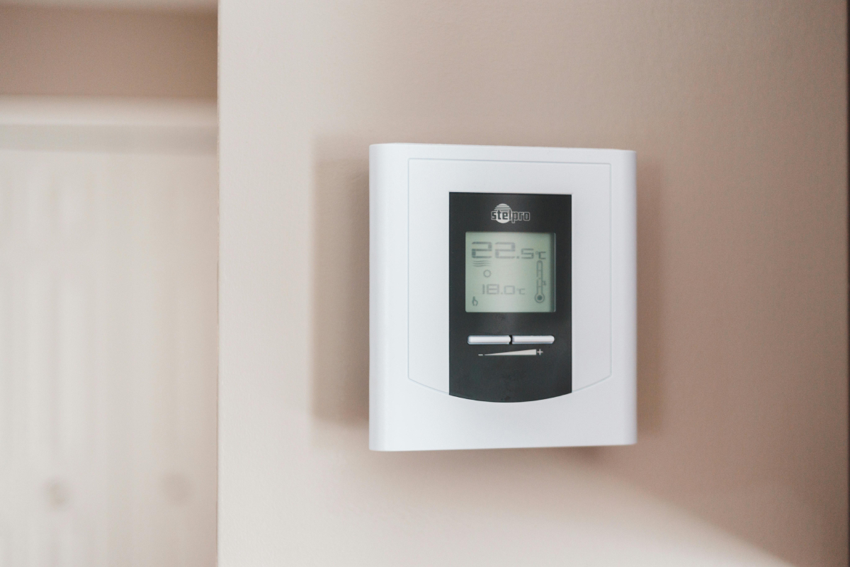 Improve Energy Efficiency with a Programmable Thermostat thumbnail